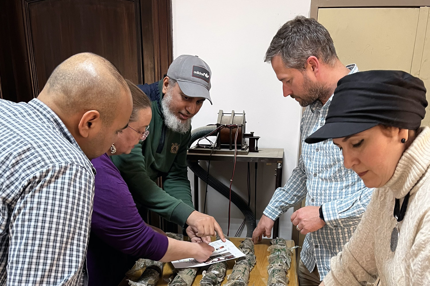  The research team organises the collected soil samples. 